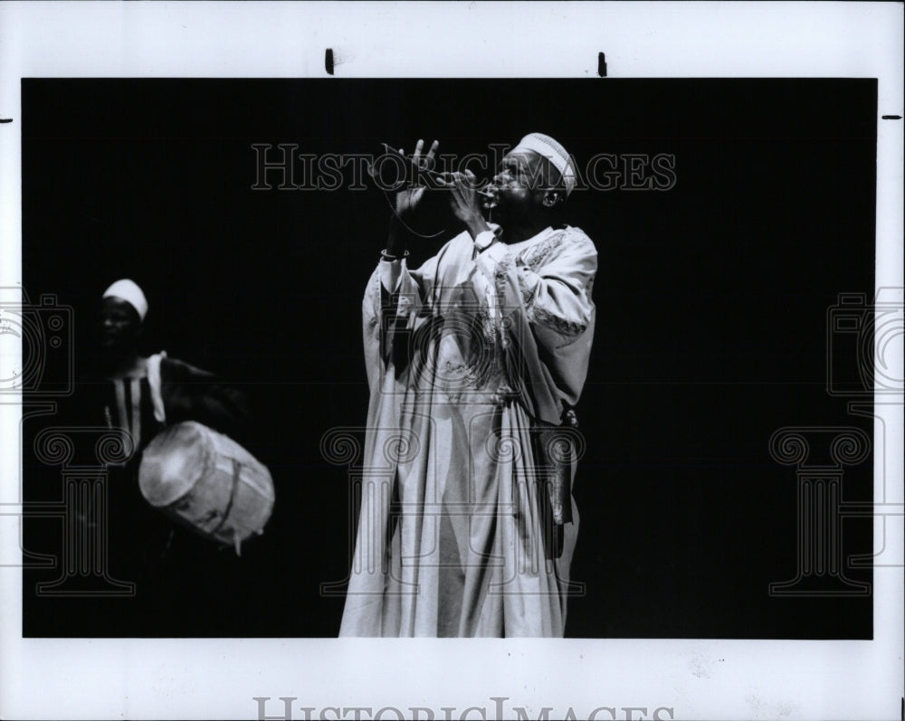 1989 Press Photo Member Kanouri Niger plays alghaita - RRW88821 - Historic Images