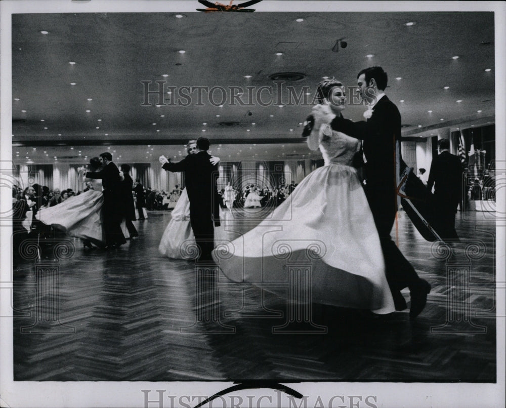 1970 Press Photo Ballet Dancers Straits Viennese Cobo - RRW88855 - Historic Images