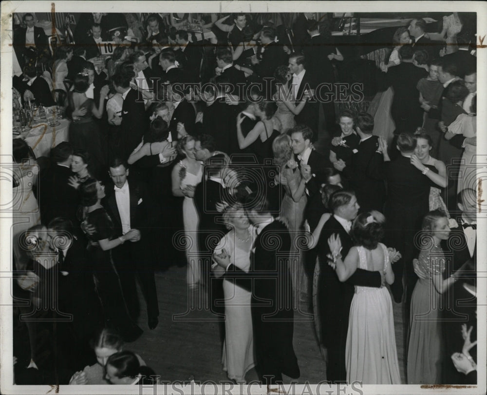 1939 Press Photo Formal Dance Party In Detroit, MI - RRW88861 - Historic Images