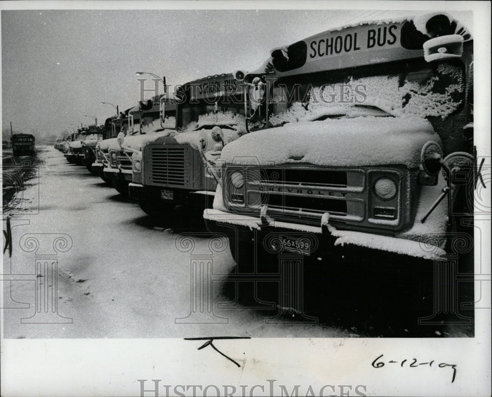 1977 Press Photo Detroit School Bus Terminal Chicago - RRW88925 - Historic Images