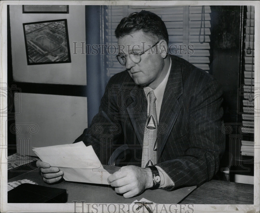 1950 Press Photo Earl Harry Dutch Clark Football Coach - RRW88939 - Historic Images