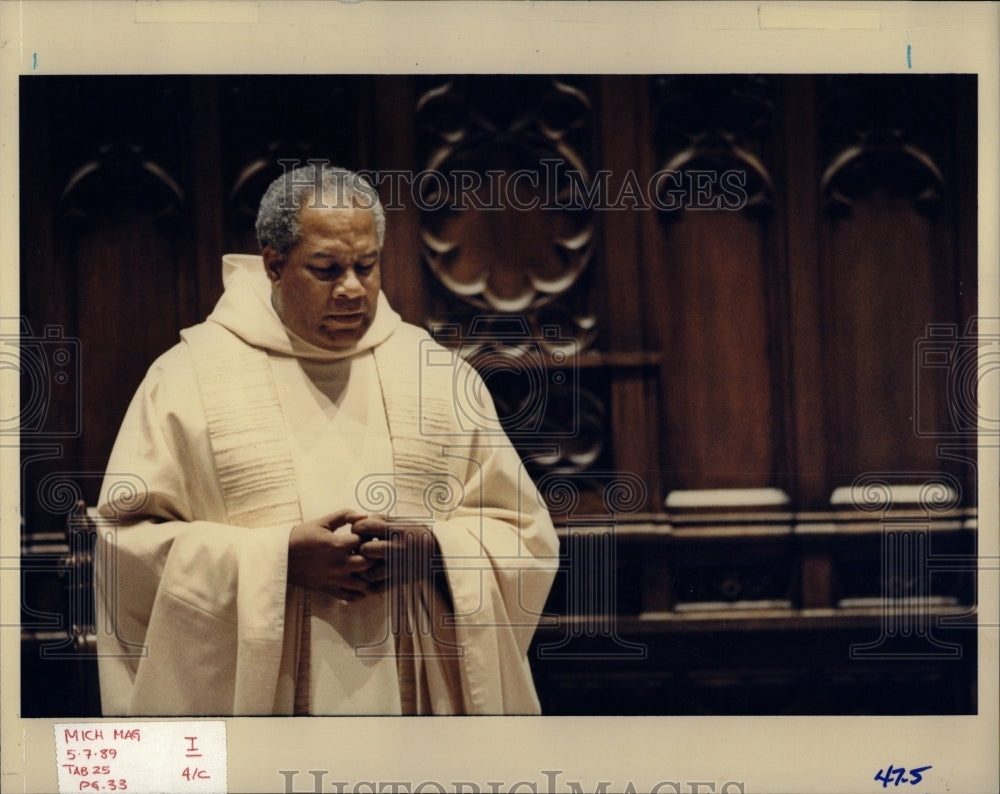 1989 Press Photo Rev Donald Clark Catholic - RRW88941 - Historic Images