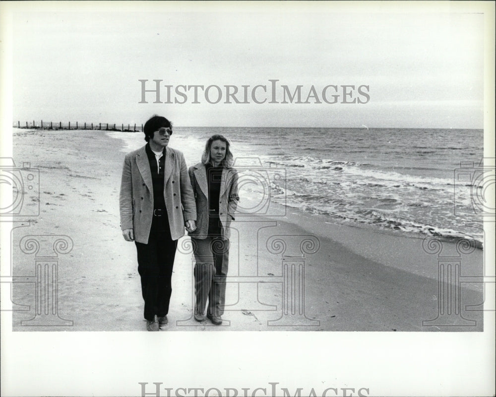 1980 Press Photo Beach Couples Romancing Chicago - RRW88947 - Historic Images