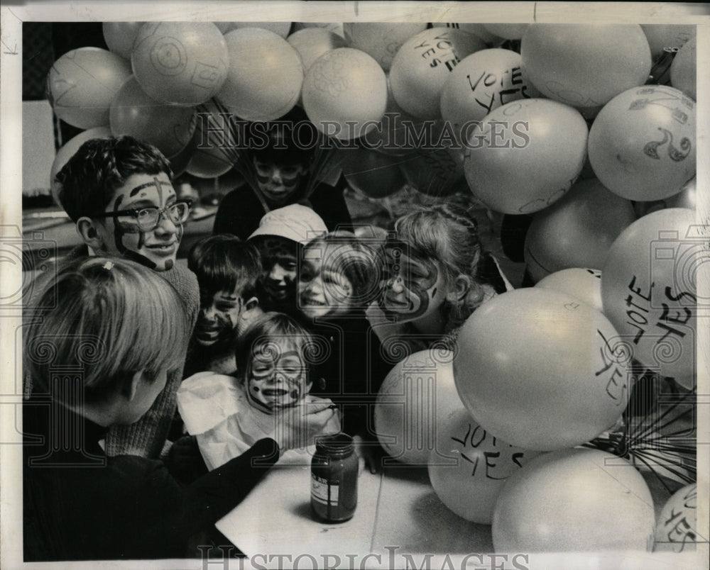 1968 Press Photo Election Laurence Booth Paint Face Dau - RRW89021 - Historic Images