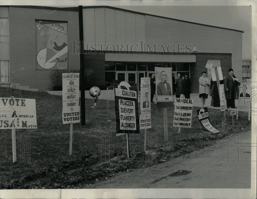 1965 Press Photo NORTHLAKE POLLING PLACE SIGNS STRINGS - RRW89039 - Historic Images