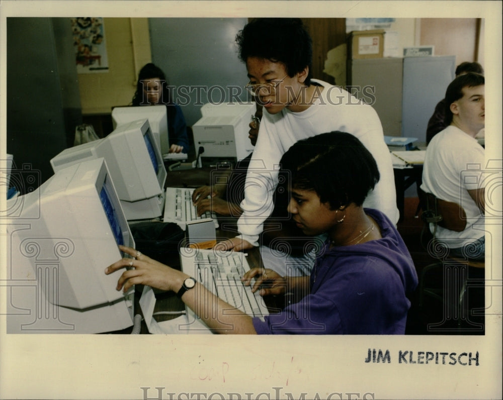 1999 Press Photo Samuel Yuen Nicole Thatch Computer - RRW89081 - Historic Images