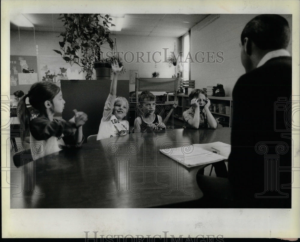 1983 Press Photo Tom Heggerty Teacher Tiny Kids Chicago - RRW89089 - Historic Images