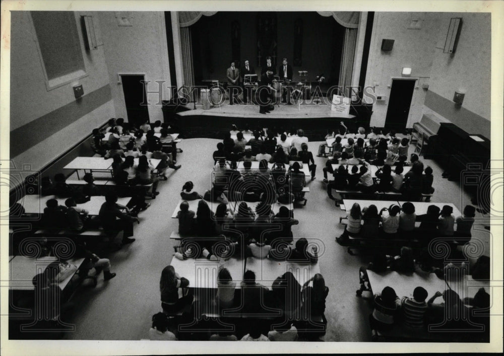 1982 Press Photo QUINTET ENTERTAINS ELEMENTARY SCHOOL - RRW89159 - Historic Images