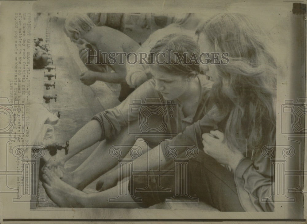 1969 Press Photo Teen Girls Wash Feet @ Outdoor Concert - RRW89173 - Historic Images