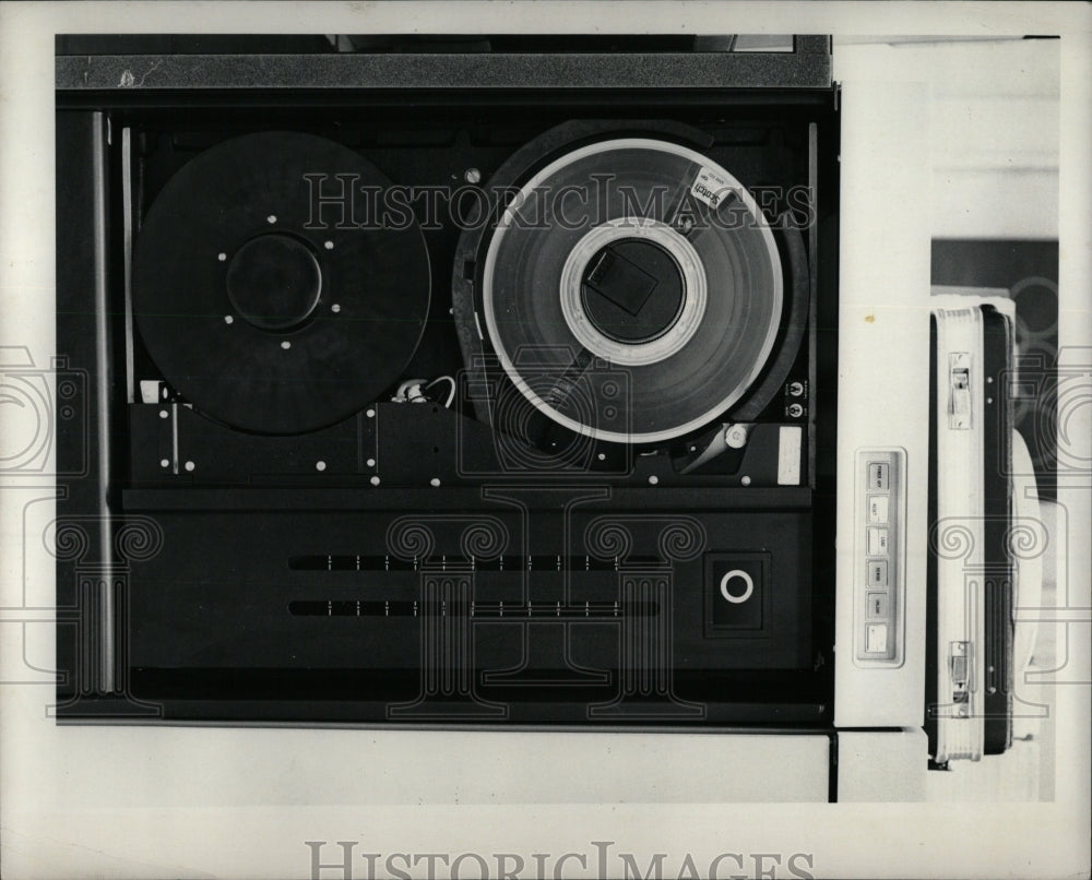 1977 Press Photo Computers Illustrations Dowdy Desk - RRW89227 - Historic Images