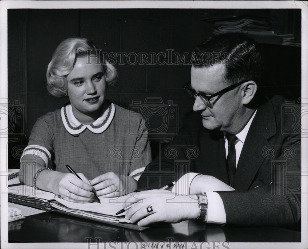 1960 Press Photo Gay Mercer calculating machine Camper - RRW89283 - Historic Images