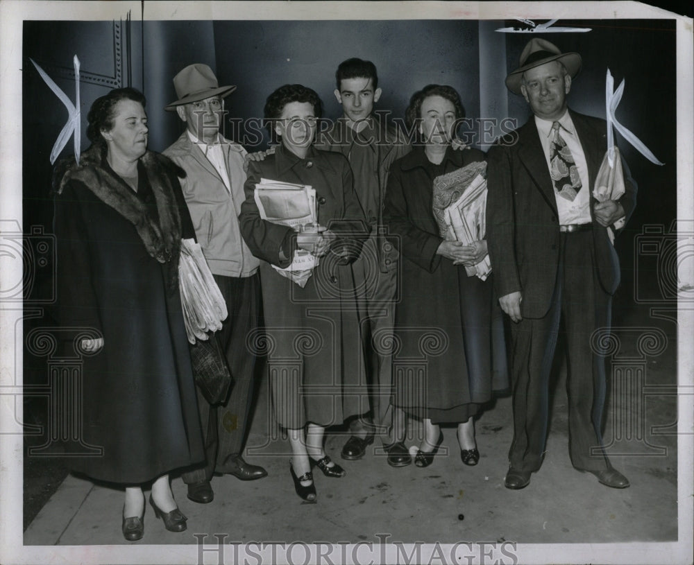 1949 Press Photo Alfred and Neal met Mrs. Bertha Clark - RRW89317 - Historic Images