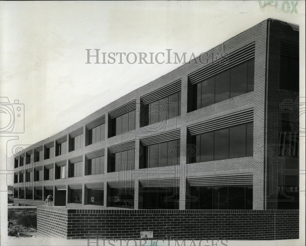 1974 Press Photo Oak Brook Mutual Trust Life Ins. Co. - RRW89329 - Historic Images