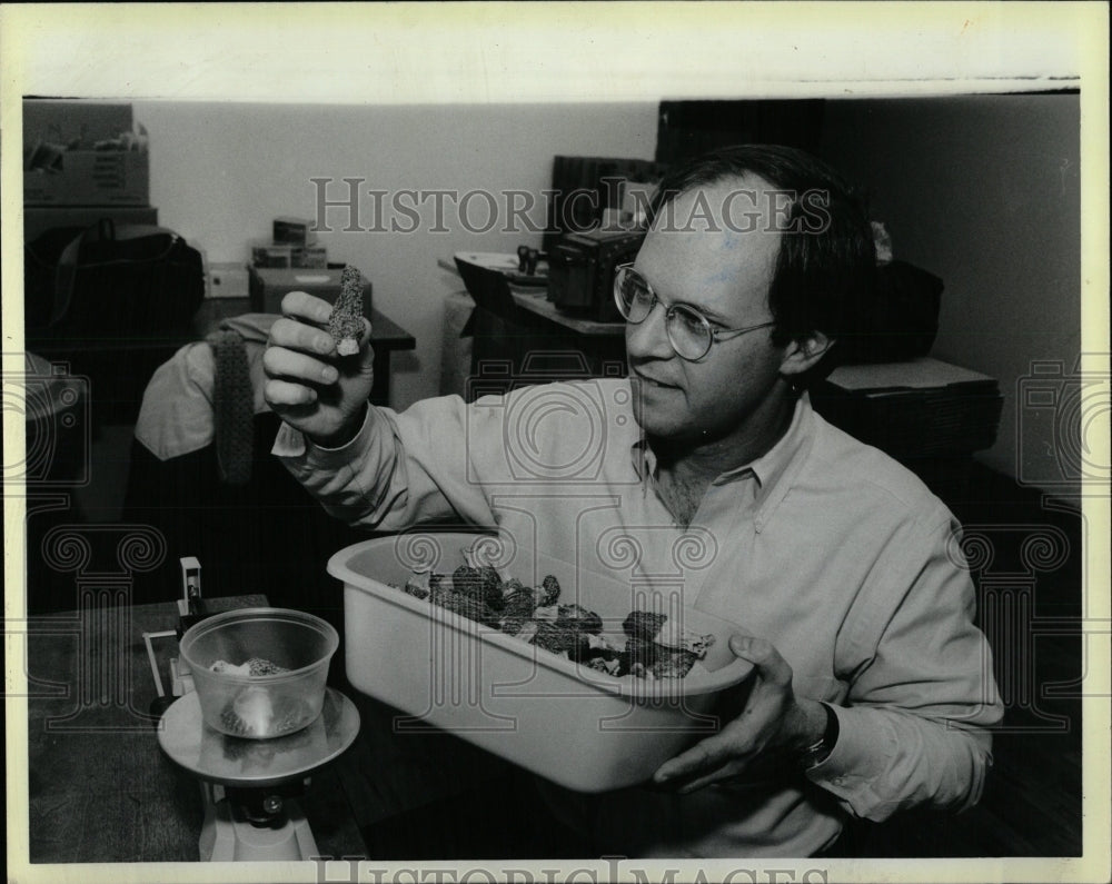 1986 Press Photo Bill Clark Forest Foods Mushrooms - RRW89365 - Historic Images