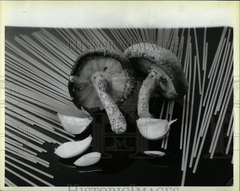 1987 Press Photo Japanese Shiitake Mushrooms - RRW89375 - Historic Images