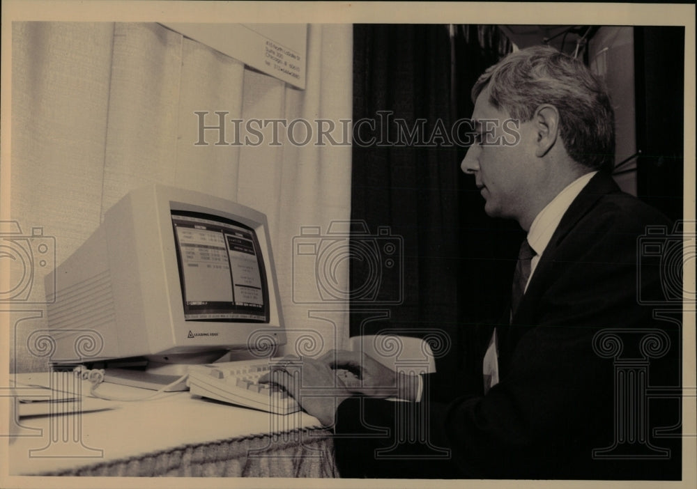 1993 Press Photo J Anselmo Bar Assoc Tech Show Computer - RRW89403 - Historic Images