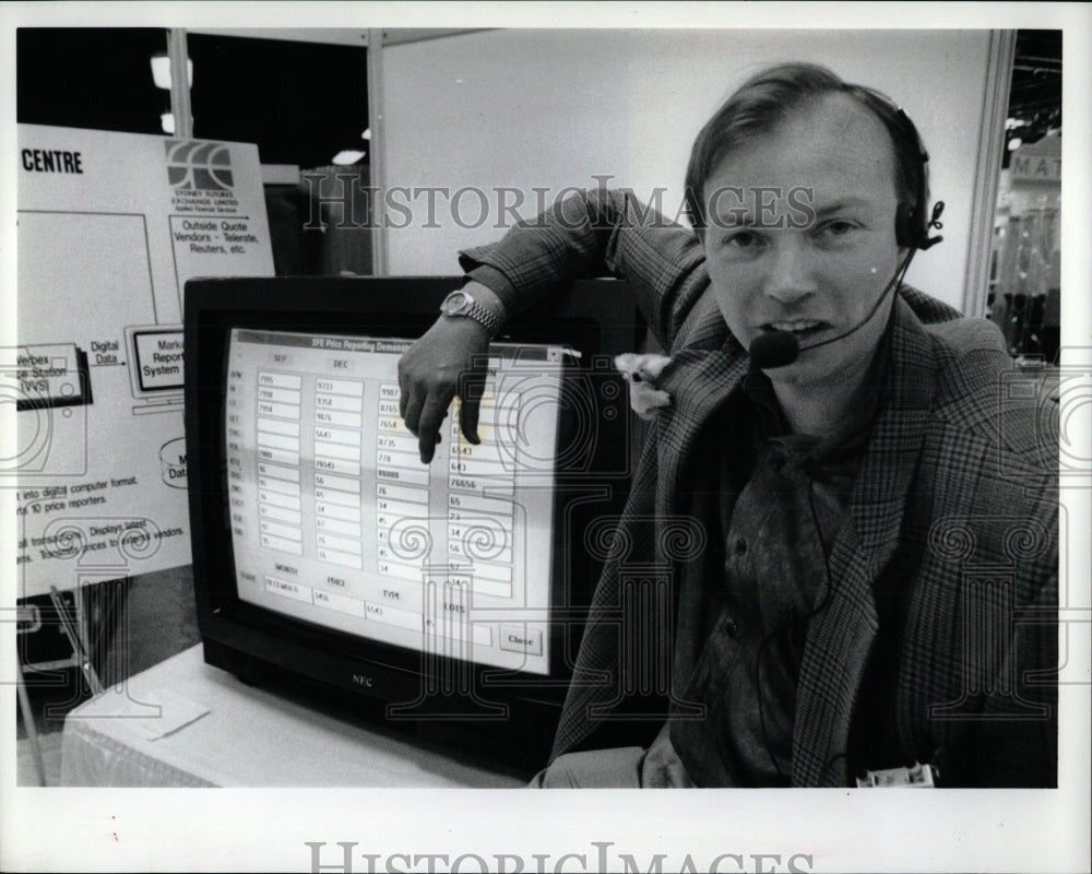 1992 Press Photo Applied Financial Trading Computer - RRW89409 - Historic Images