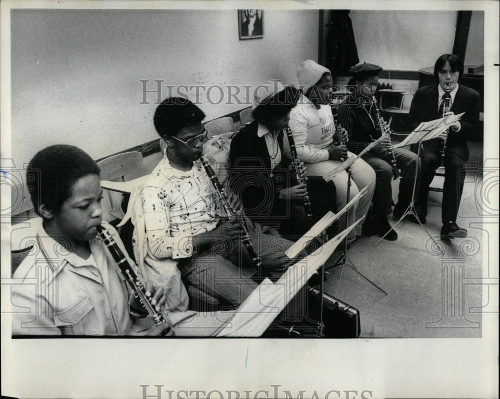 1977 Press Photo Music Lesson Inner City Kids Clinet Be - RRW89417 - Historic Images