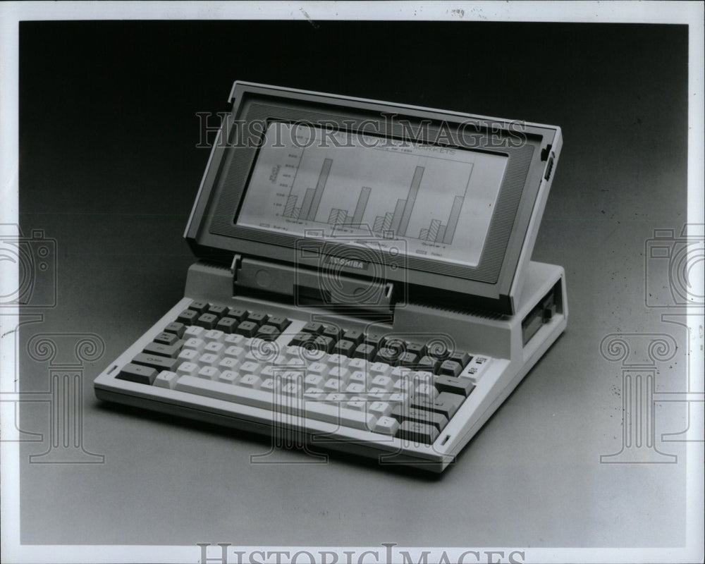 1986 Press Photo Computers Toshiba Portable Debut Wigh - RRW89449 - Historic Images