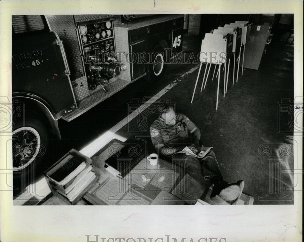 1983 Press Photo Firefighter Voting Booth Cottage Grove - RRW89453 - Historic Images