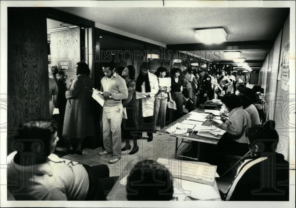 1980 Press Photo Long lines at the polling places - RRW89465 - Historic Images