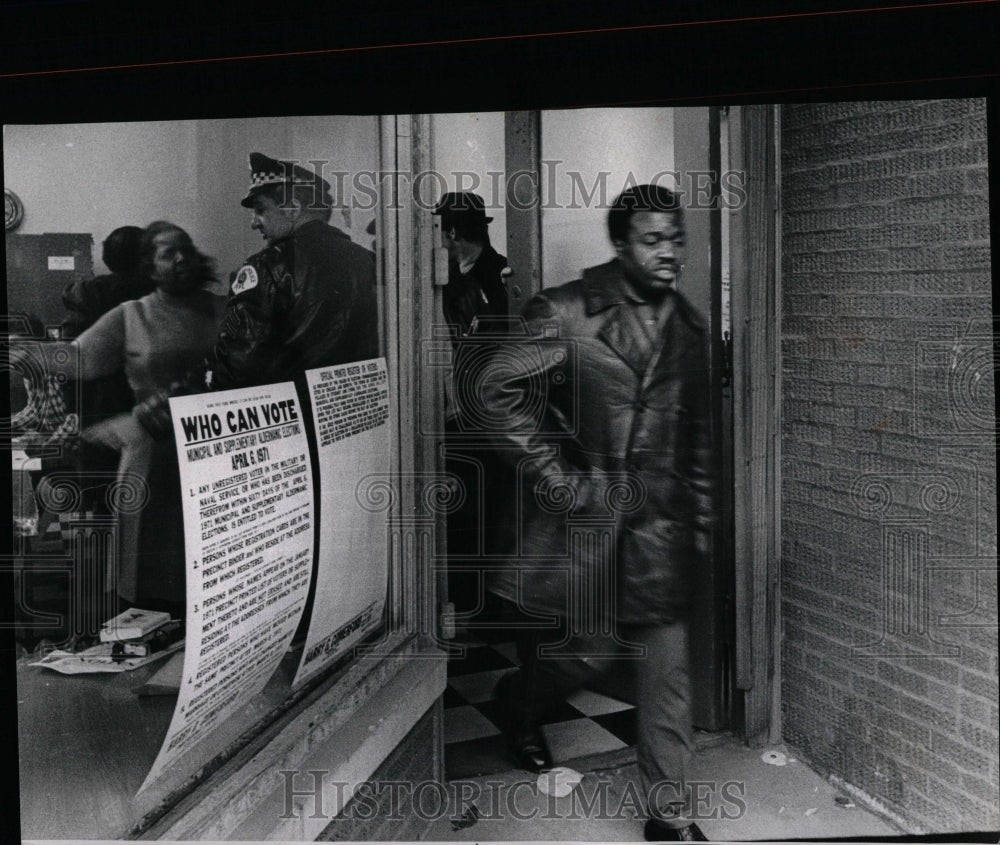 1971 Press Photo Chicago Elections Irregularities - RRW89473 - Historic Images