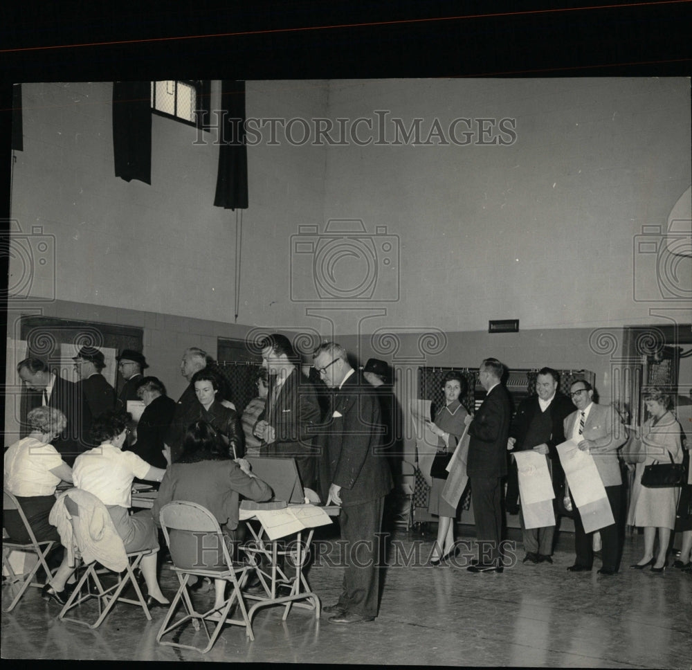 1964 Press Photo Long lines at the polling places - RRW89475 - Historic Images