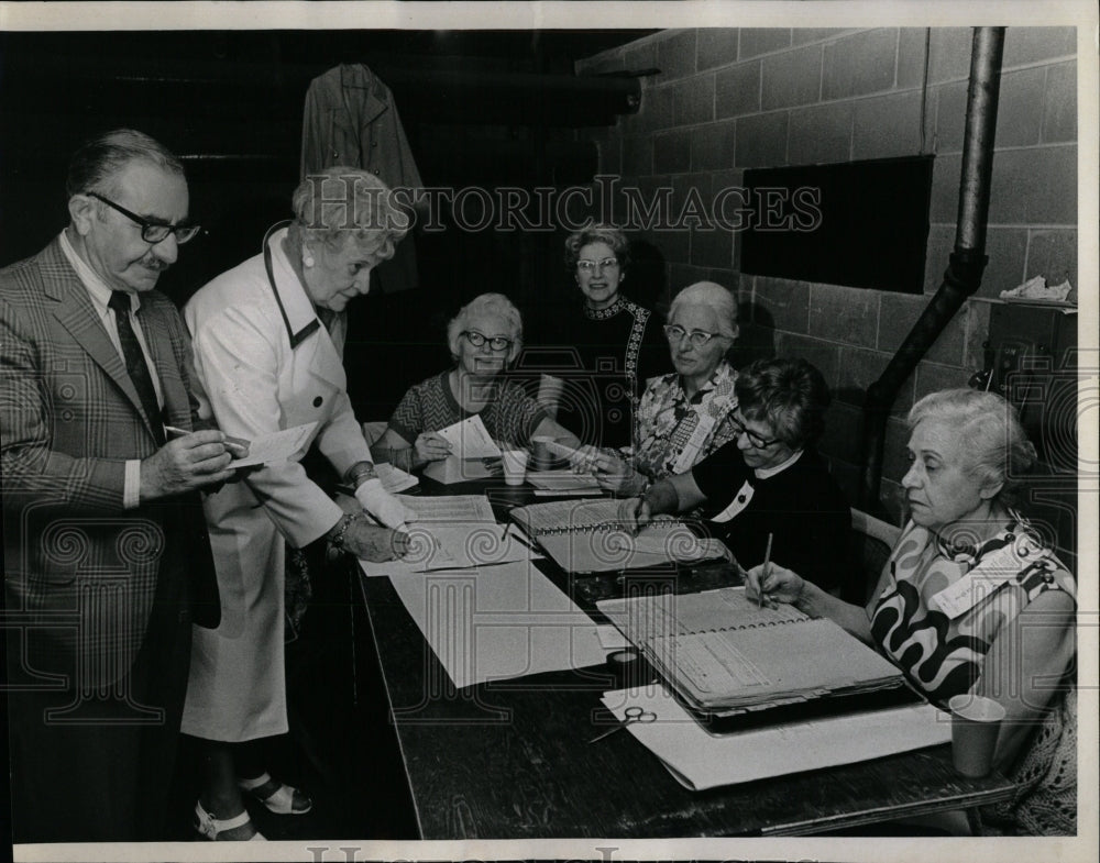 1971 Press Photo Poll Watchers Voting - RRW89487 - Historic Images