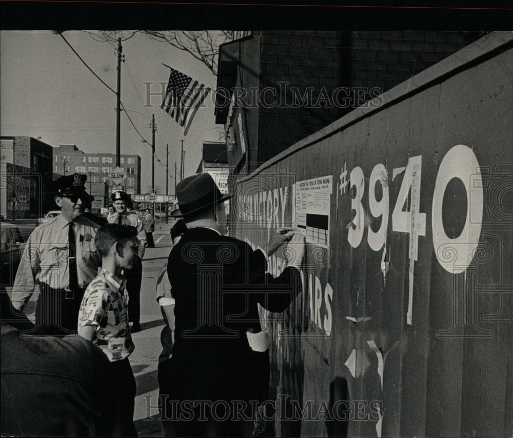 1964 Press Photo Police S Halstead Polling Station - RRW89489 - Historic Images