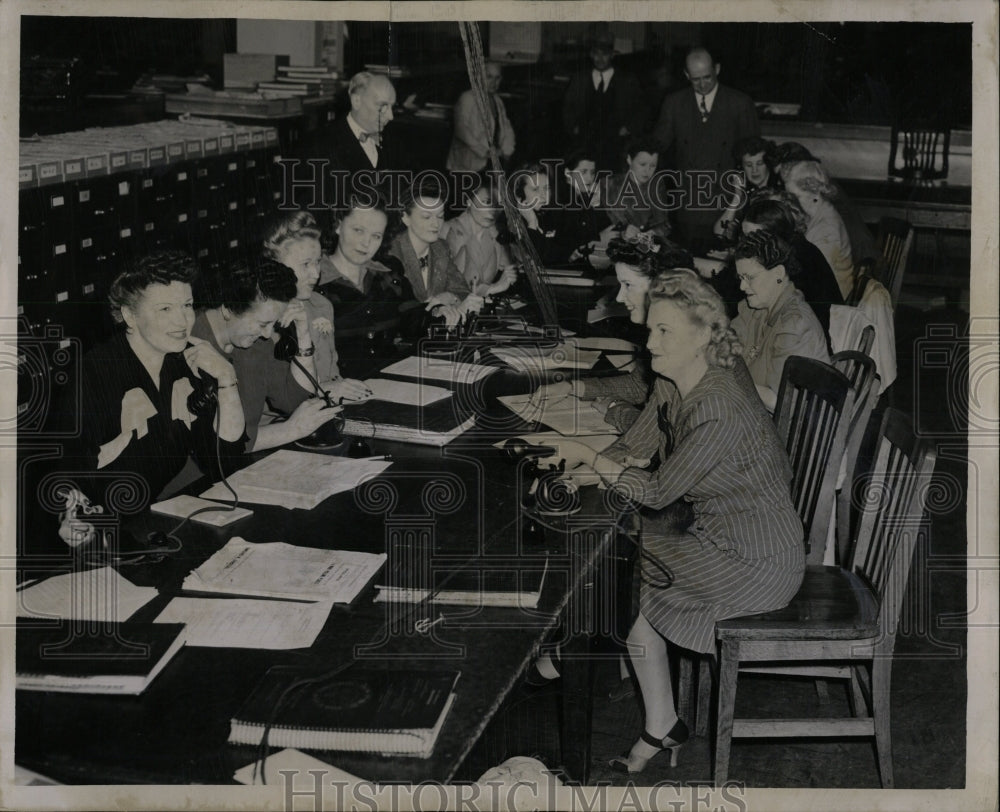 1944 Press Photo Girls lined at table elect comm - RRW89495 - Historic Images