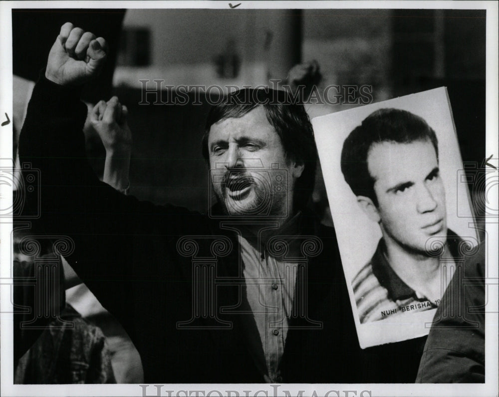 1989 Press Photo Albanian A Berisha Protests Detroit - RRW89559 - Historic Images