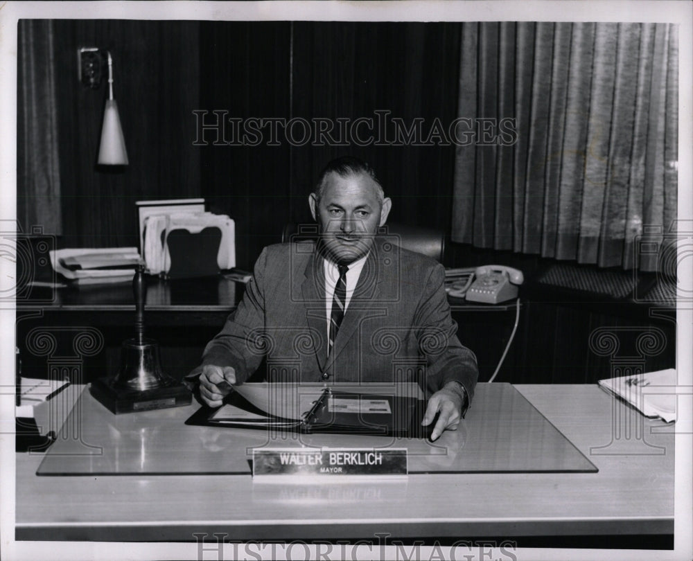 1974 Press Photo Mayor Walter Berklich - RRW89573 - Historic Images