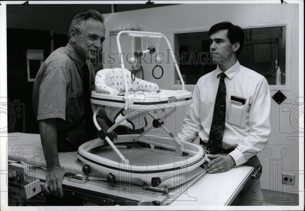 1993 Press Photo Dr. Abe Bergman Director Paediatrics - RRW89581 - Historic Images