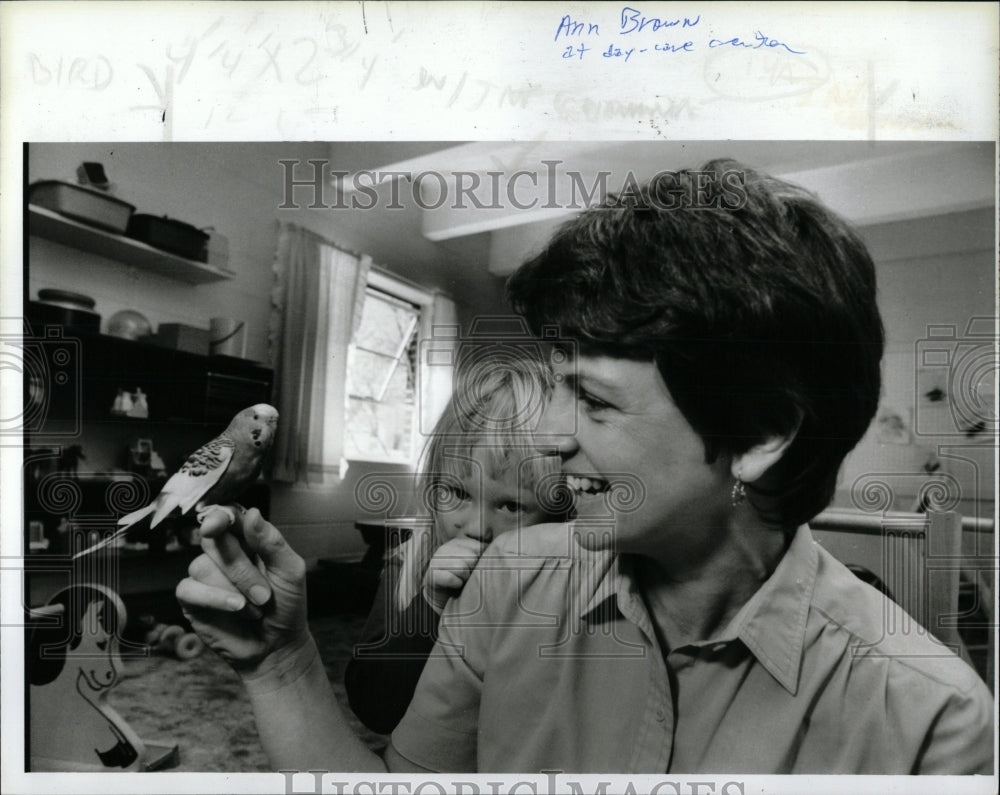 1986 Press Photo Maring Darcy, beekeeper at the Lake Vi - RRW89653 - Historic Images