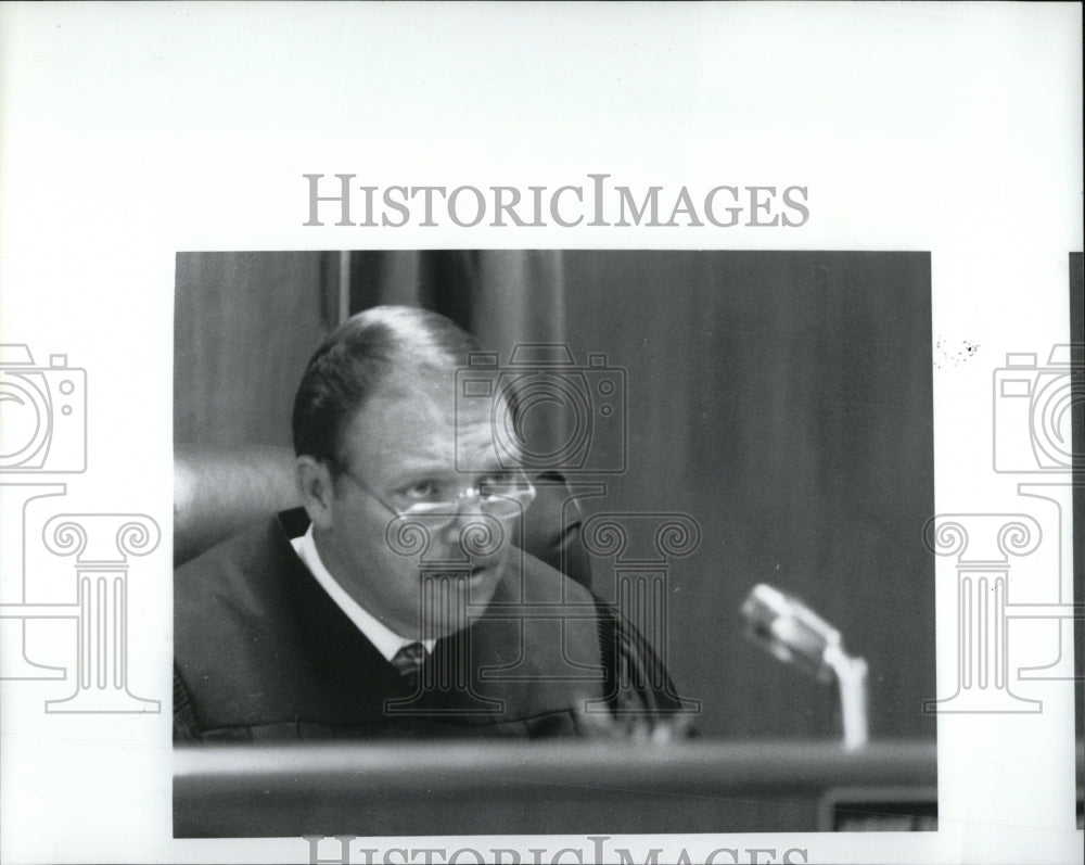 1993 Press Photo Circuit Court Judge Donald E. Shelton - RRW89725 - Historic Images