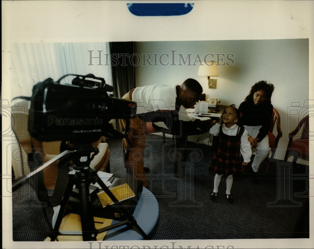 1992 Press Photo Greg Shelton interviewing a black girl - RRW89729 - Historic Images