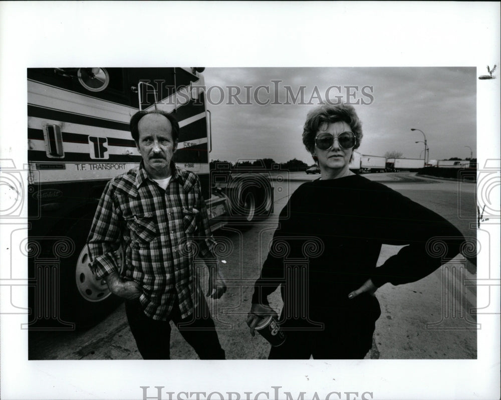 1990 Press Photo Truckers on strike in Windsohand - RRW89791 - Historic Images