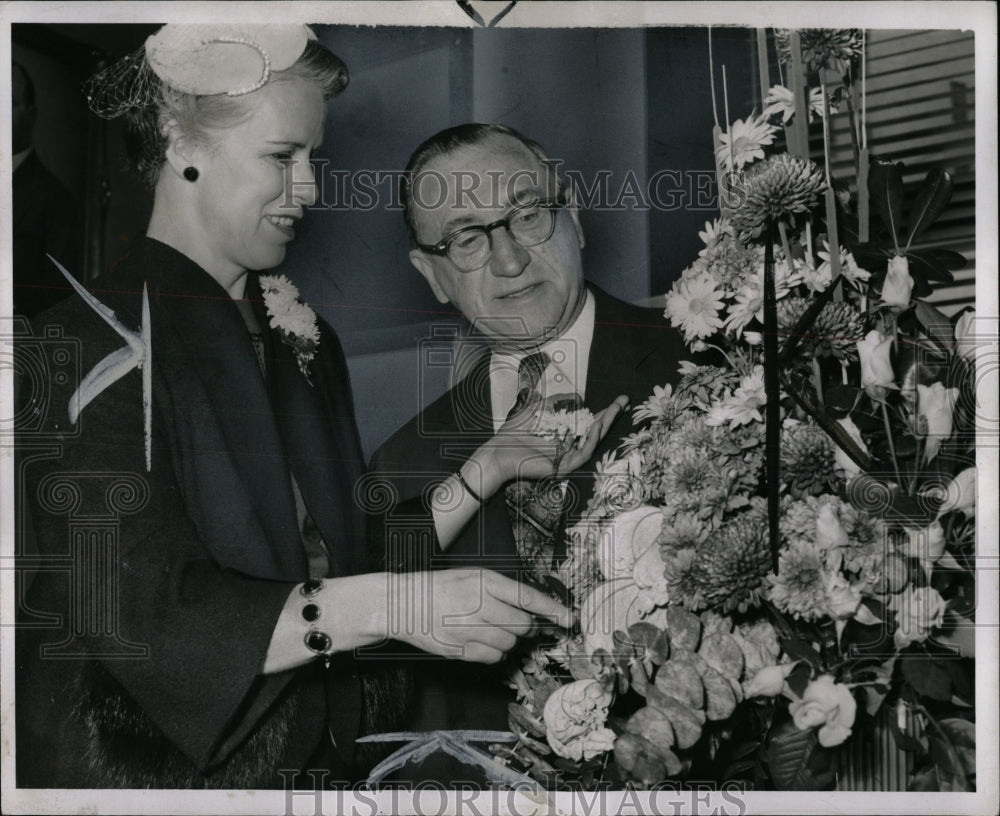 1954 Press Photo Virginia Hutchings and Mayor Albert Co - RRW89815 - Historic Images