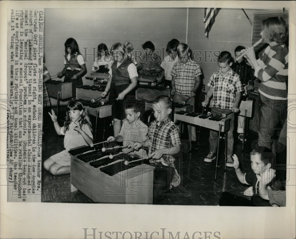 1966 Press Photo Teacher Mrs. Gertrude Orff plays flute - RRW89825 - Historic Images