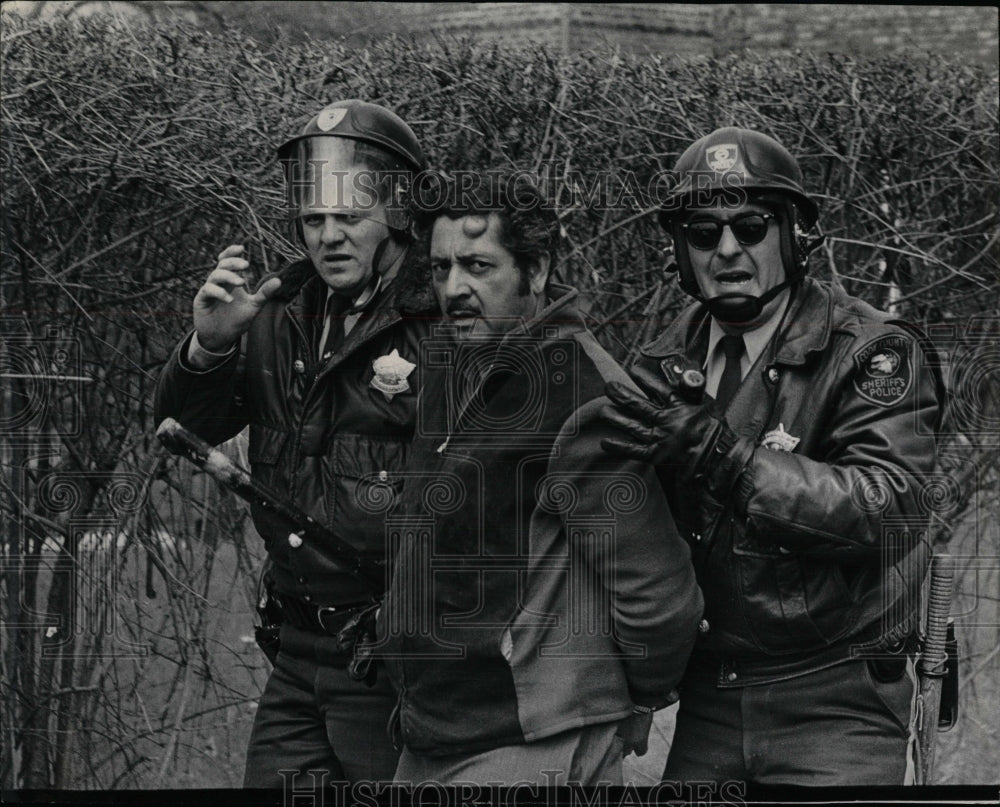 1970 Press Photo Chicago area eviction men arrested - RRW89857 - Historic Images