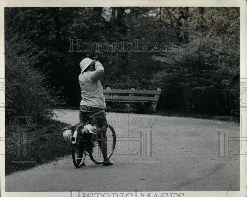 1982 Press Photo A bird watcher spends a sunny spring - RRW89875 - Historic Images