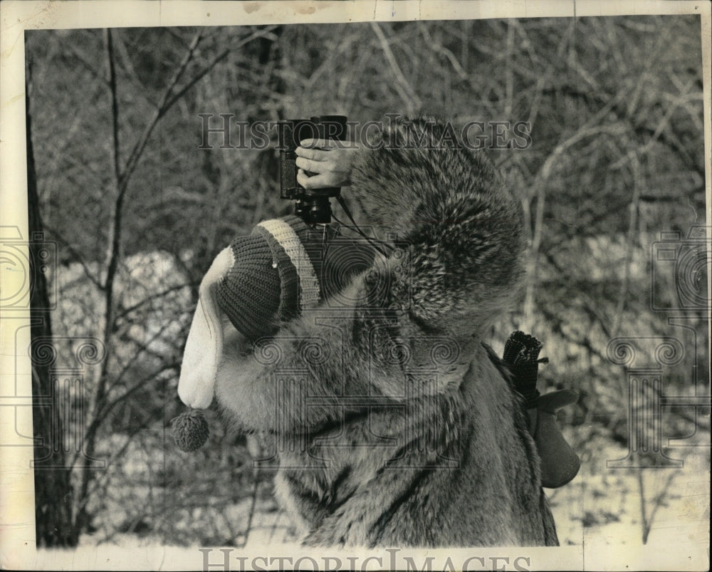 1964 Press Photo MRS. ALPHA PETERSON BIRD WATCHING - RRW89877 - Historic Images