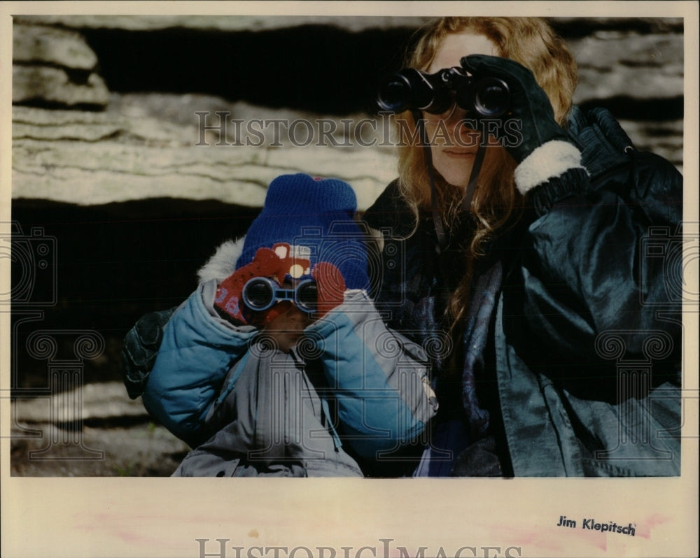 1992 Press Photo James Casper Nancy Check Orioles - RRW89889 - Historic Images