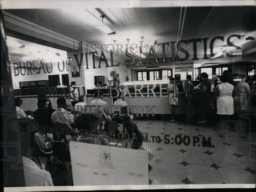 1970 Press Photo County Clerk Vital Stats Office - RRW89941 - Historic Images