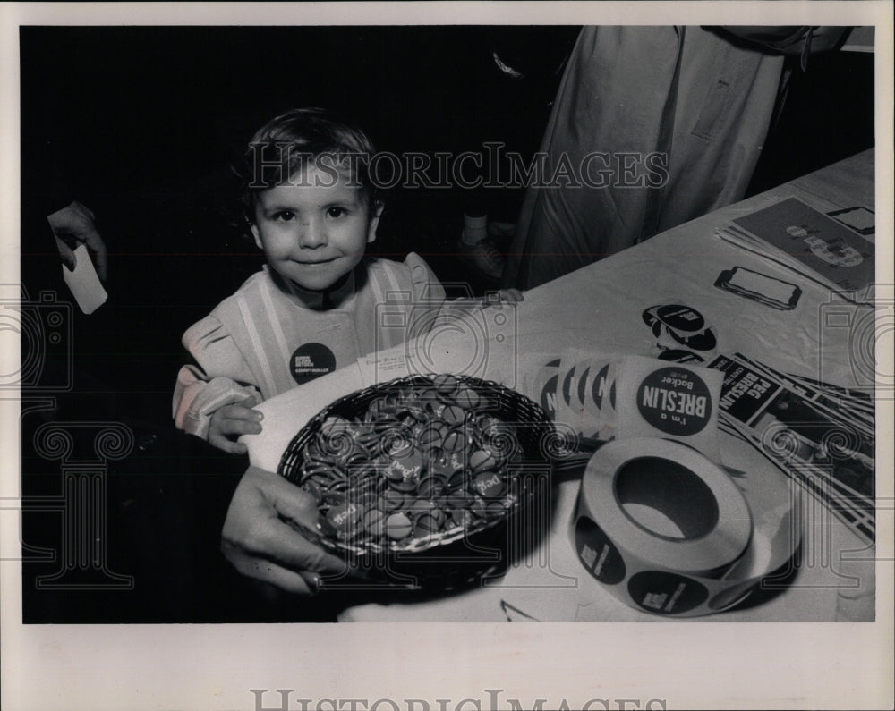 1990 Press Photo 3yr.-old Katie O&#39;Neil Campaign Buttons - RRW89969 - Historic Images