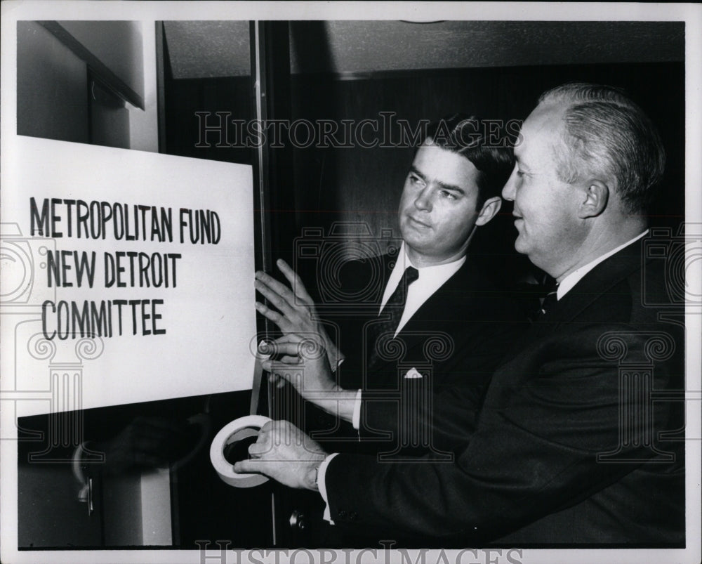 1967 Press Photo Det.Bank Pres. Kent Mathewson Employee - RRW89997 - Historic Images