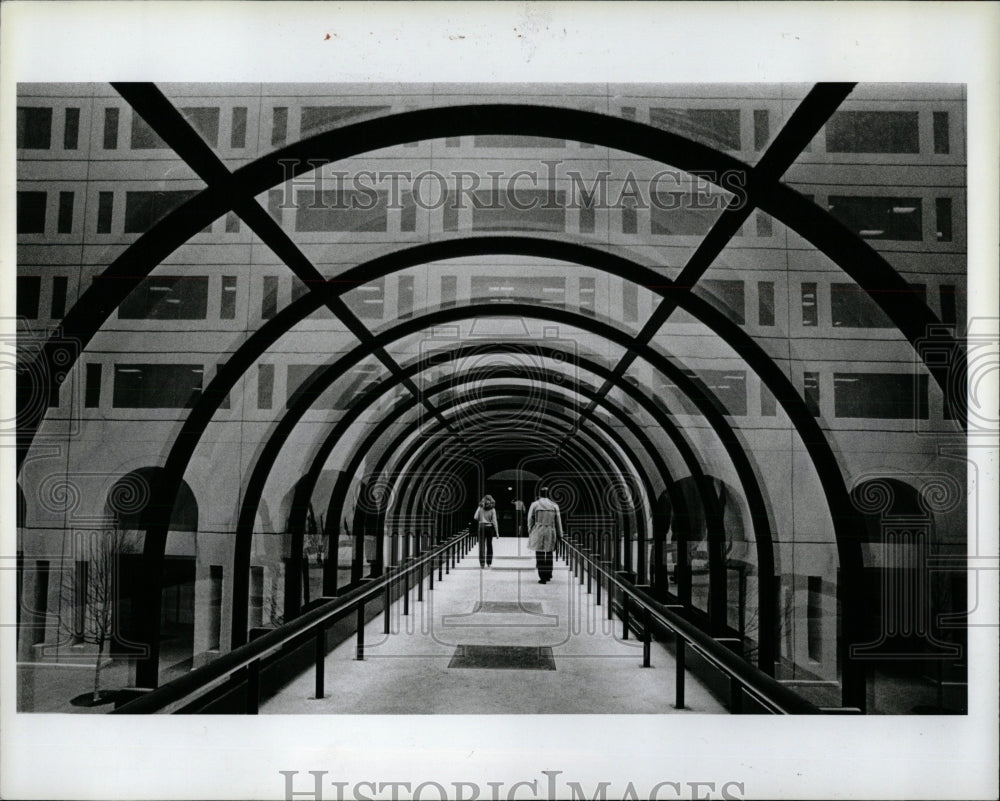 1983 Press Photo Skywalk between Fisher blding Det Cent - RRW89999 - Historic Images