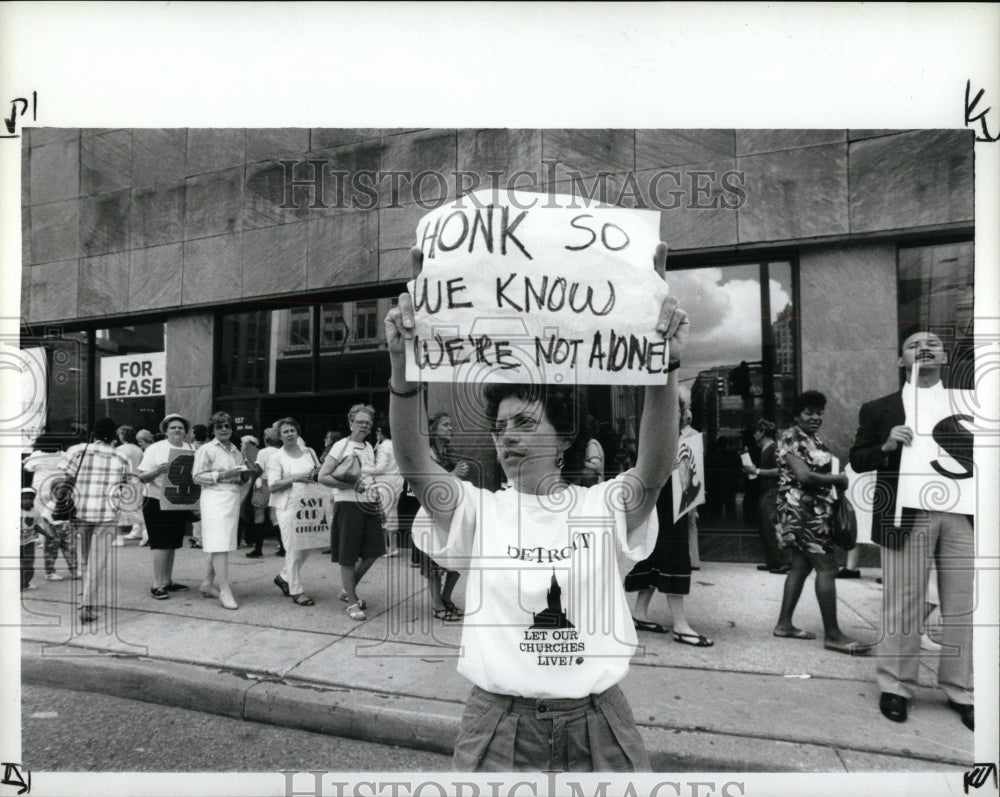 1989 Press Photo Cathy Desantis Holds Sign For Support - RRW90021 ...