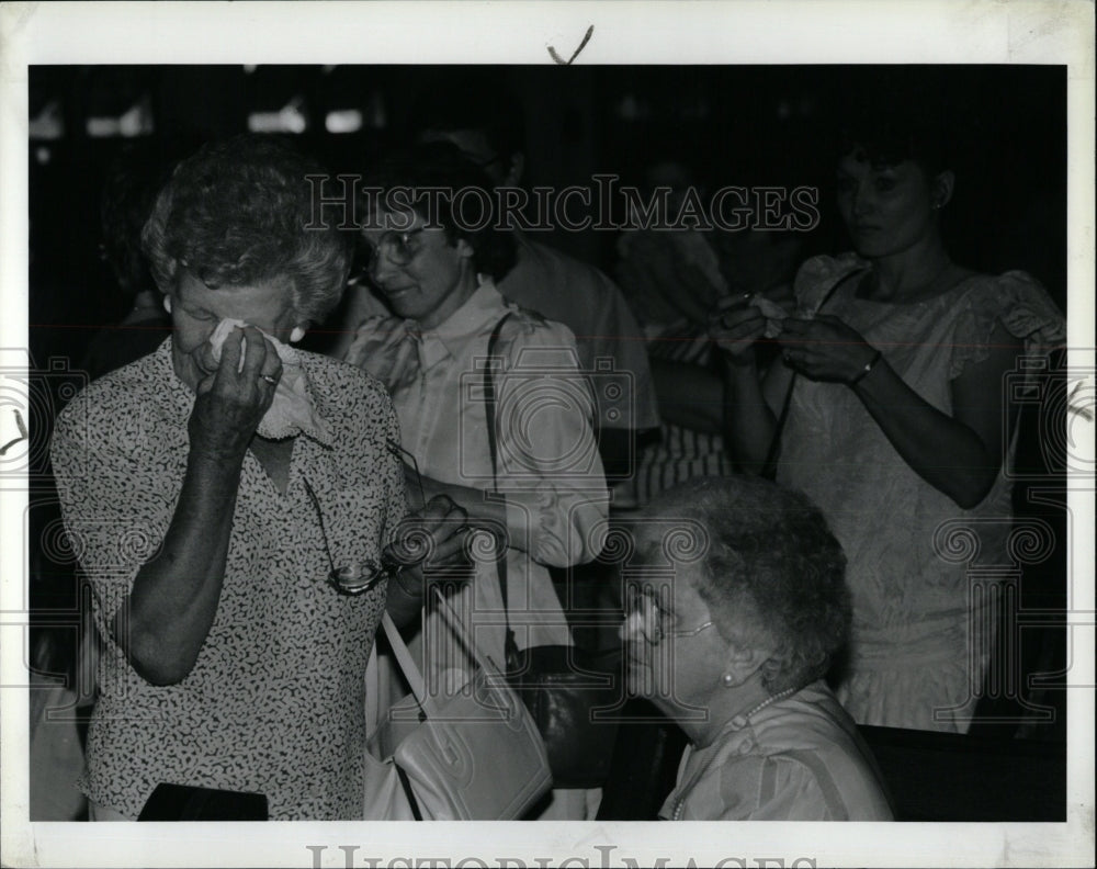 1989 Press Photo Lucille Kish Talking Florence Bramos - RRW90027 - Historic Images