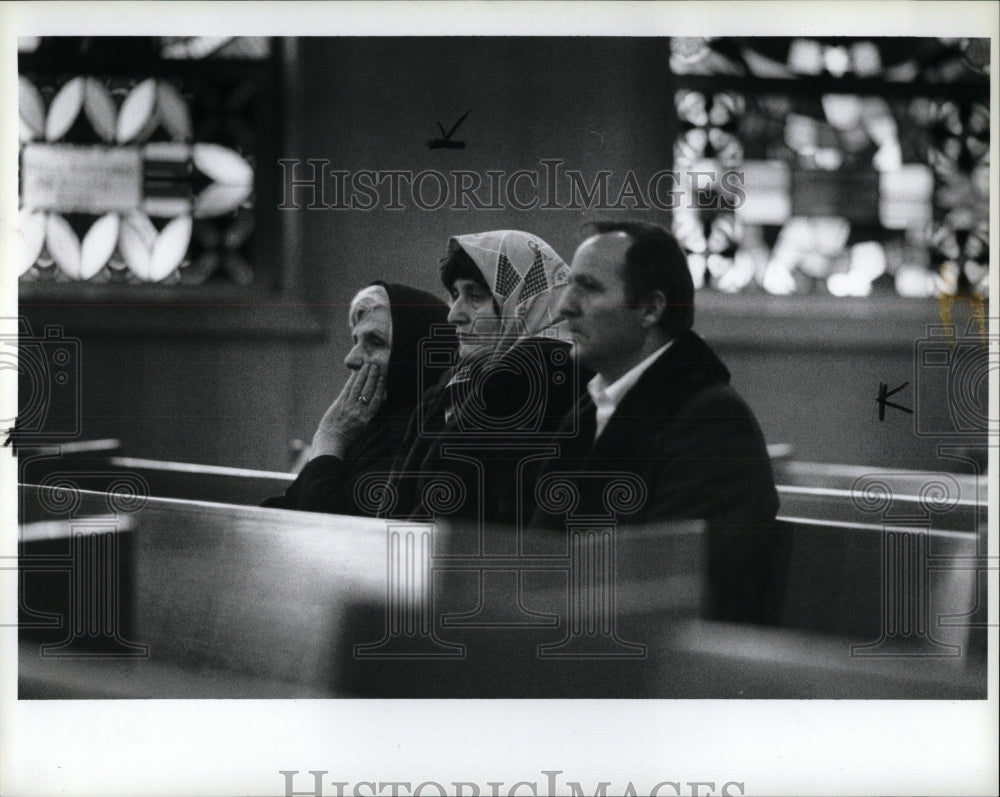 1989 Press Photo Catholic Church Worshipers Closing - RRW90039 - Historic Images